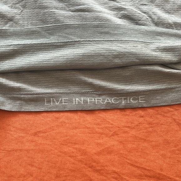 Lululemon yoga T - Picture 3 of 3